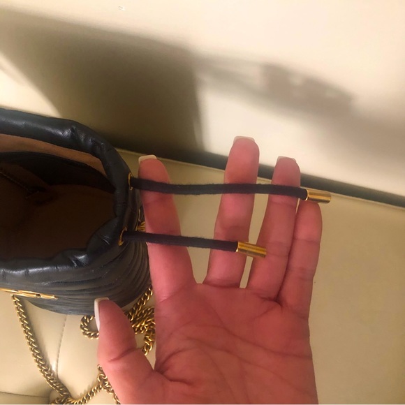 Gucci matelasse mini GG marmont bucket bag in black - Picture 7 of 16